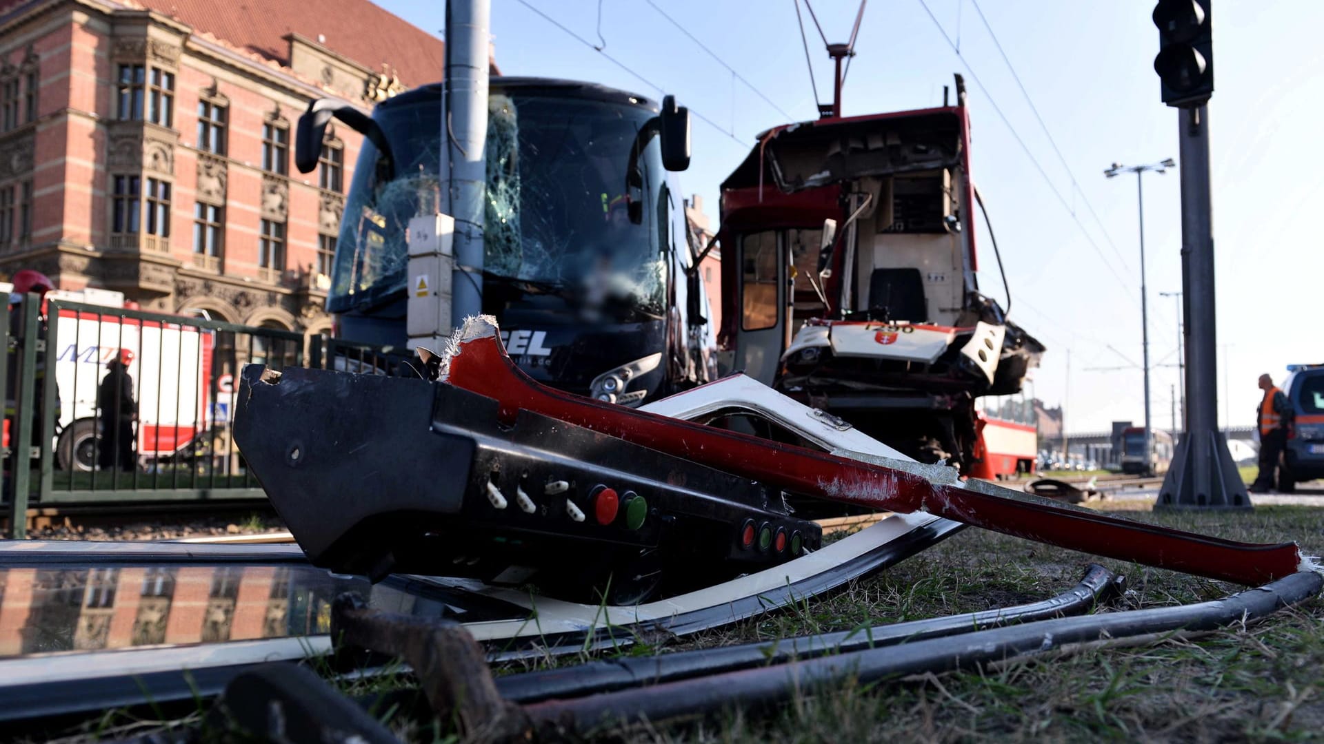 Metall-Bauteile liegen auf den Schienen vor einer Straßenbahn und einem Bus: 13 Insassen wurden verletzt. Metall-Bauteile liegen auf den Schienen vor einer Straßenbahn und einem Bus: 13 Insassen wurden verletzt.