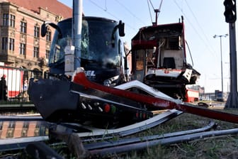 Metall-Bauteile liegen auf den Schienen vor einer Straßenbahn und einem Bus: 13 Insassen wurden verletzt.