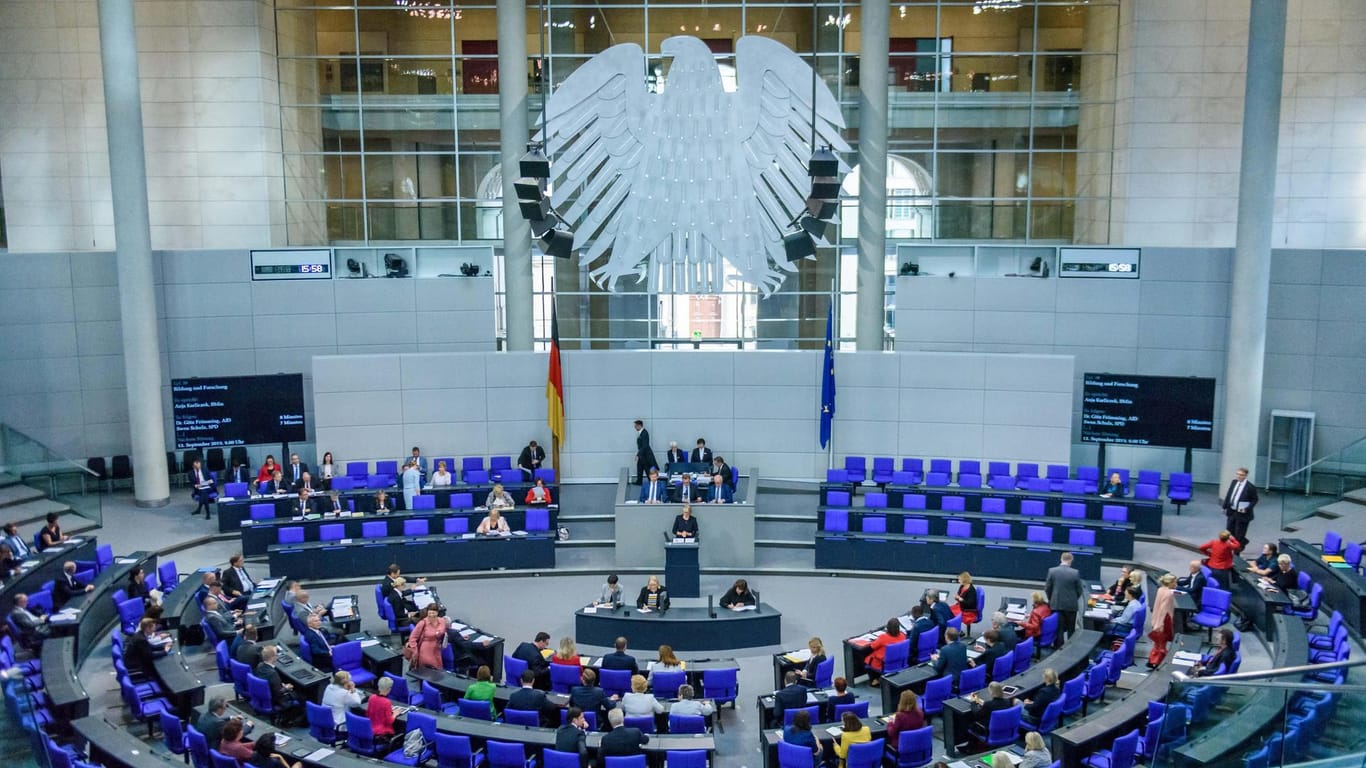 Der Plenarsaal des Bundestages: Ende Mai hatte die EU-Kommission den Mitgliedsstaaten die Aufnahme von Beitrittsgesprächen empfohlen.