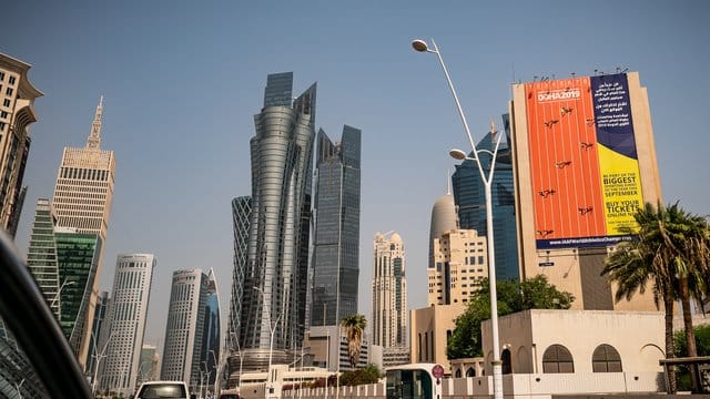 Die Wüsten-WM ist angesichts des Standortes umstritten: Werbung für die Titelkämpfe in Doha.