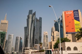 Die Wüsten-WM ist angesichts des Standortes umstritten: Werbung für die Titelkämpfe in Doha.