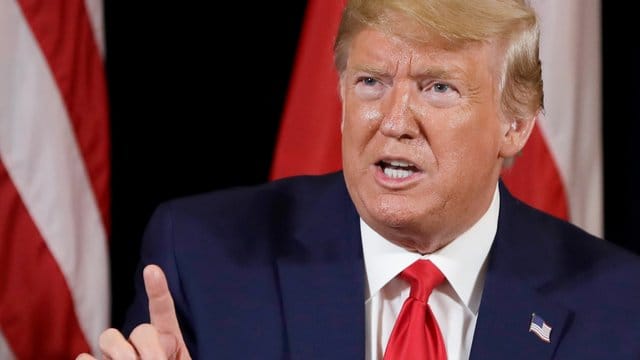 US-Präsident Donald Trump bezeichnete die Regierungsmitarbeiter, die dem Whistleblower offenbar Informationen zukommen ließen, als "Spione". US-Präsident Donald Trump bezeichnete die Regierungsmitarbeiter, die dem Whistleblower offenbar Informationen zukommen ließen, als "Spione".