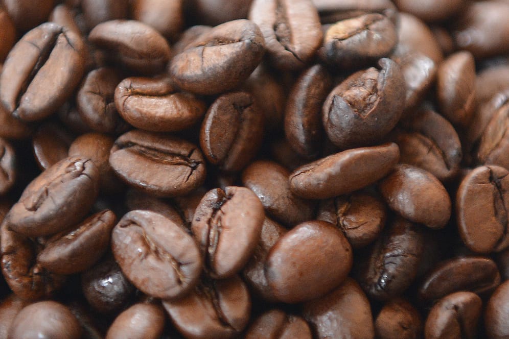 Kaffeebohnen: Der Preis für Rohkaffee fiel im August im Vergleich zum Juli um knapp sieben Prozent.