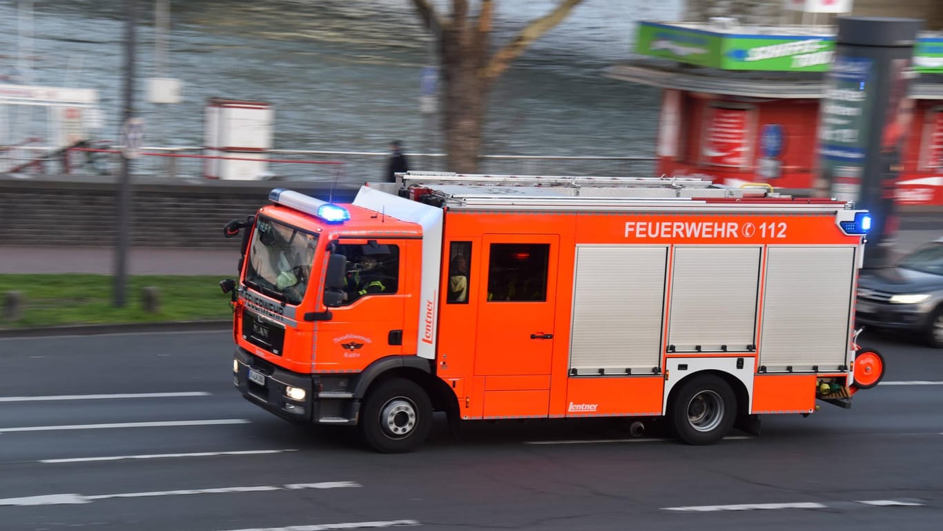 Ein Fahrzeug der Feuerwehr auf der Strasse: In Köln ist die Decke eines Friseursalons eingestürzt.