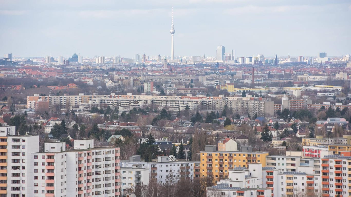 Blick auf Berlin: Die Stadtentwicklungssenatorin will Berlinern Mietern mehr Sicherheit bieten, indem Wohnungen von Konzeren zurück gekauft werden.