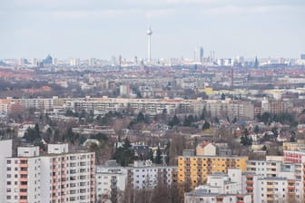 Blick auf Berlin: Die Stadtentwicklungssenatorin will Berlinern Mietern mehr Sicherheit bieten, indem Wohnungen von Konzeren zurück gekauft werden.