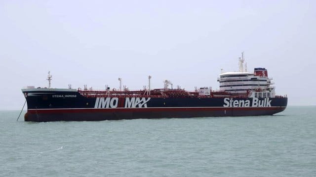 Der britische Öltanker "Stena Impero" liegt im Hafen von Bandar Abbas im Iran. Der britische Öltanker "Stena Impero" liegt im Hafen von Bandar Abbas im Iran.