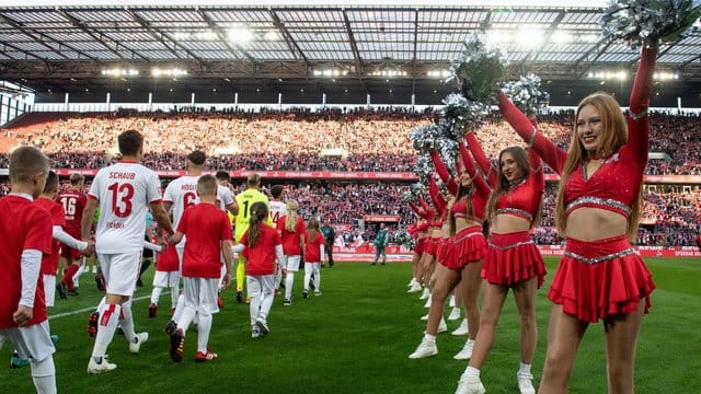 Bleiben den Kölner Fußball-Fans erhalten: Die FC-Cheerleader.