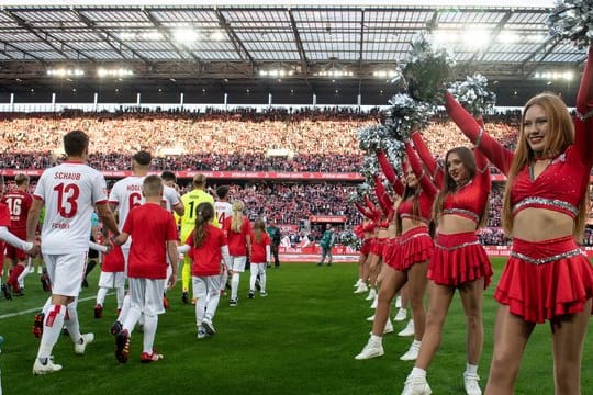 Bleiben den Kölner Fußball-Fans erhalten: Die FC-Cheerleader.