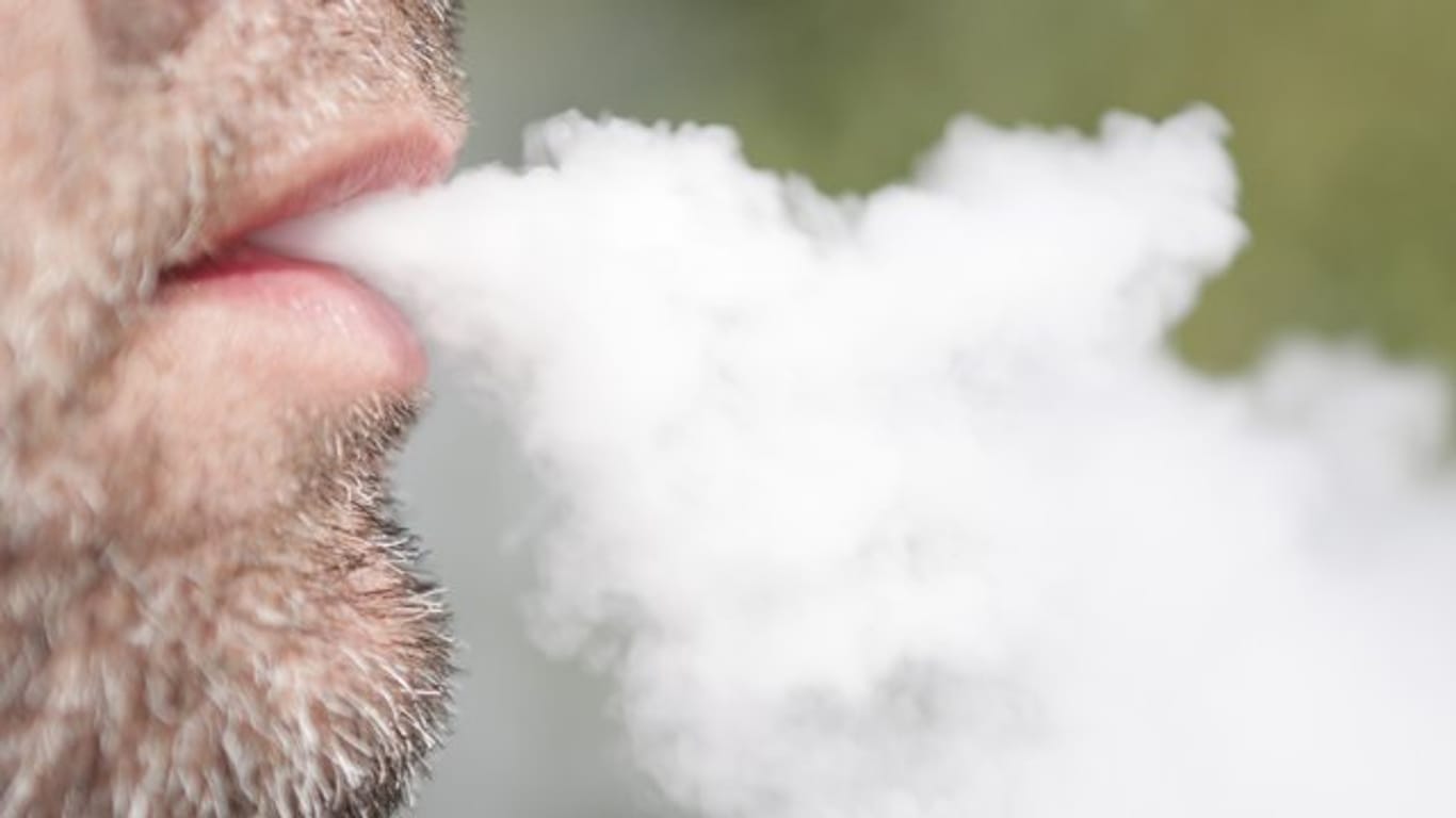 Die Ursache ist noch immer unklar, aber in den USA erleiden immer mehr Nutzer von E-Zigaretten schwerste Lungenschäden.