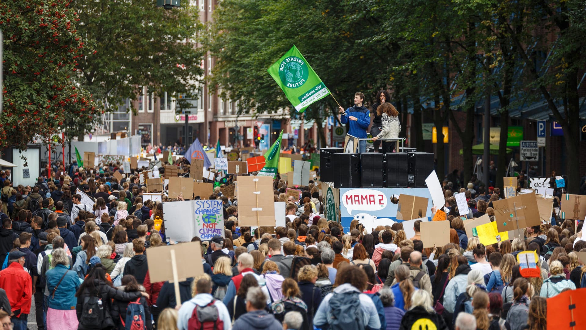 Beim globalen Klimastreik waren rund 100.000 Menschen auf Hamburgs Straßen: Diesen Freitag protestiert "Fridays for Future" erneut in der Innenstadt. Beim globalen Klimastreik waren rund 100.000 Menschen auf Hamburgs Straßen: Diesen Freitag protestiert "Fridays for Future" erneut in der Innenstadt.