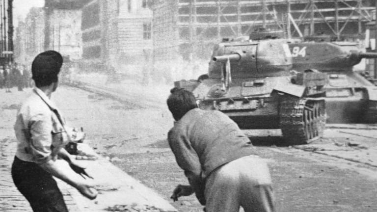 Ost-Berlin 1953: Im Juni revoltierten die Arbeiter, sowjetische Truppen schlugen den Aufstand nieder.