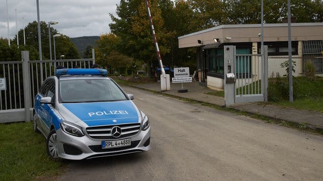 Polizeibeamte sichern das Gelände eines ehemaligen Bundeswehr-Bunkers.