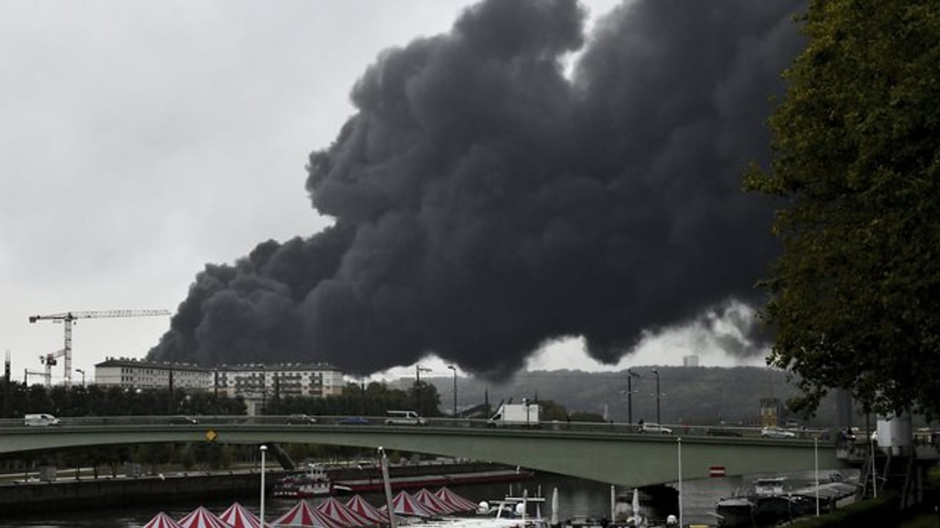 Aus der Chemiefabrik in Rouen steigt eine gigantische schwarze Rauchsäule auf.