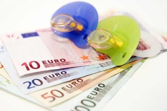 Mehr Geld pro Kind: Riester-Sparer mit Nachwuchs erhalten staatliche Kinderzulagen - wenn sie selbst noch einen Beitrag leisten. Mehr Geld pro Kind: Riester-Sparer mit Nachwuchs erhalten staatliche Kinderzulagen - wenn sie selbst noch einen Beitrag leisten.