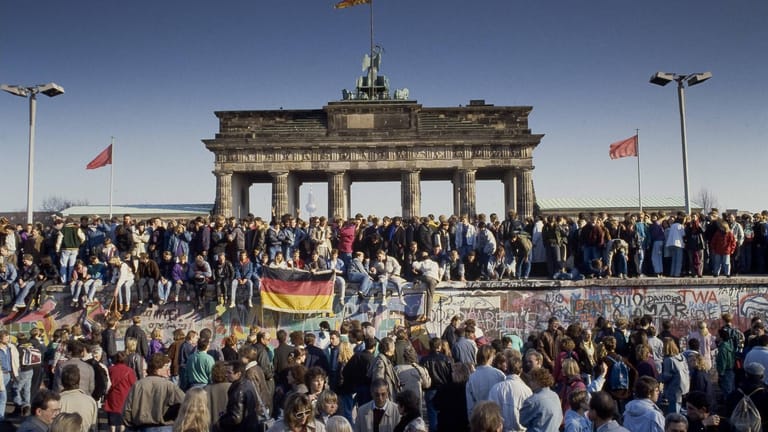 Berlin: Am 9. November 1989 fiel die Mauer, einen Tag später feierten unzählige Menschen ihr Ende.