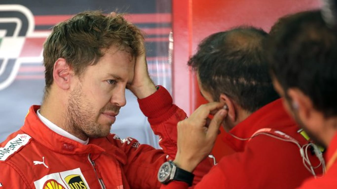 Musste sich beim Training in Sotschi wieder seinem Teamkollegen geschlagen geben: Ferrari-Pilot Sebastian Vettel (l).
