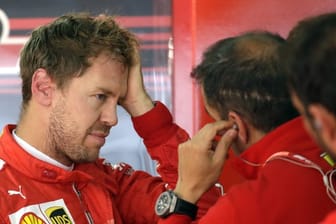 Musste sich beim Training in Sotschi wieder seinem Teamkollegen geschlagen geben: Ferrari-Pilot Sebastian Vettel (l).