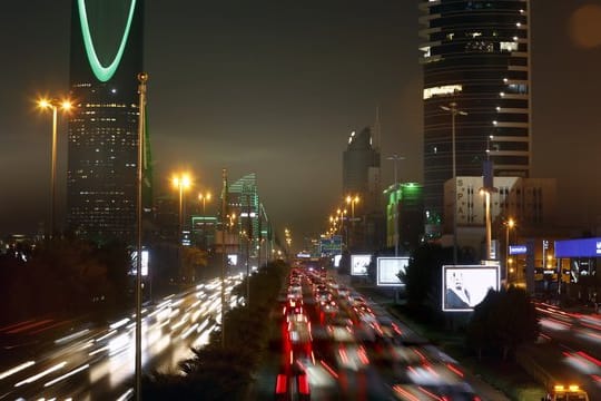 Riad bei Nacht: Saudi-Arabien ist für Touristen bislang schwer zugänglich.