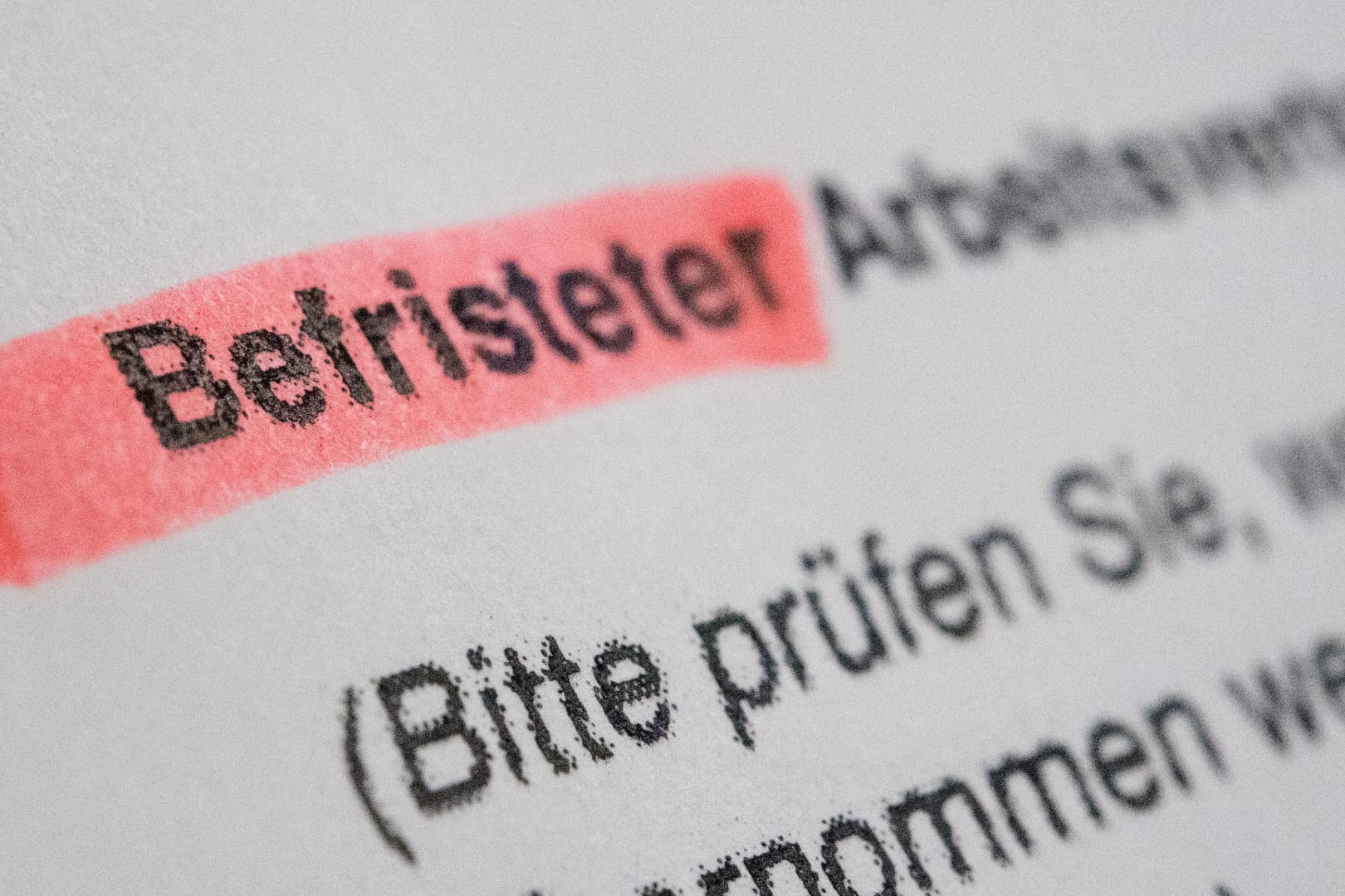 Befristeter Arbeitsvertrag: Die sachgrundlose Befristung eines Arbeitsvertrags kann unter bestimmten Umständen unwirksam werden.