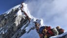 Mit diesem Foto wurde Nirmal Purja vor einigen Monaten schlagartig berühmt: Bergsteiger stehen auf dem Mount Everest Schlange.