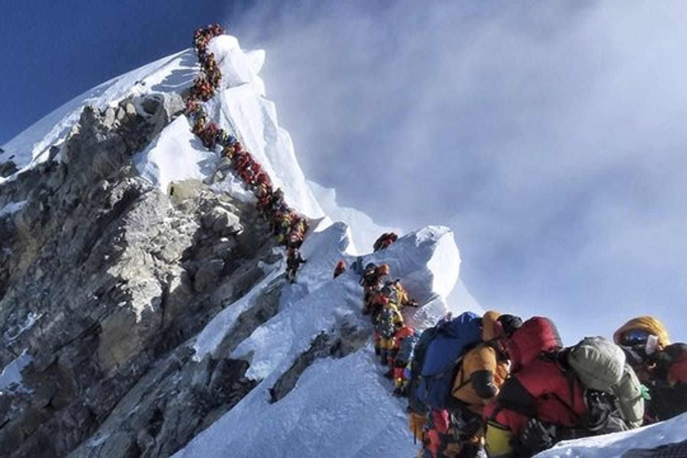 Mit diesem Foto wurde Nirmal Purja vor einigen Monaten schlagartig berühmt: Bergsteiger stehen auf dem Mount Everest Schlange.