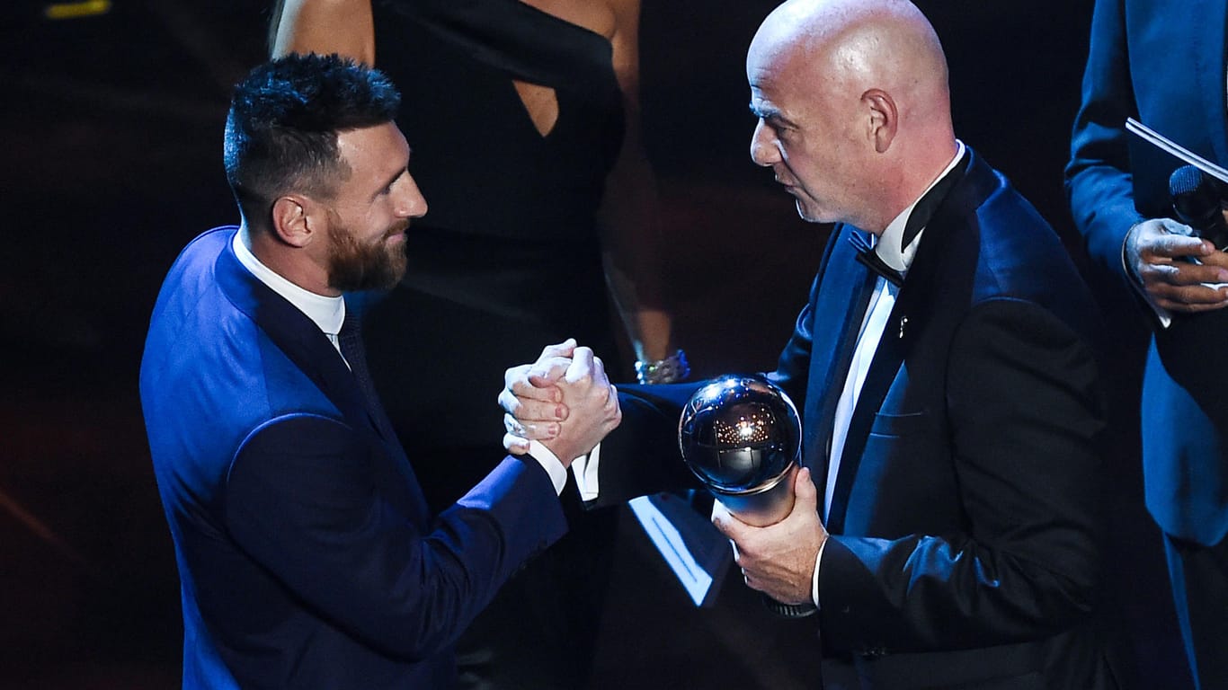 Lionel Messi (l.) und Gianni Infantino: Der Argentinier hat zum sechsten Mal den Titel des Weltfußballers gewonnen.