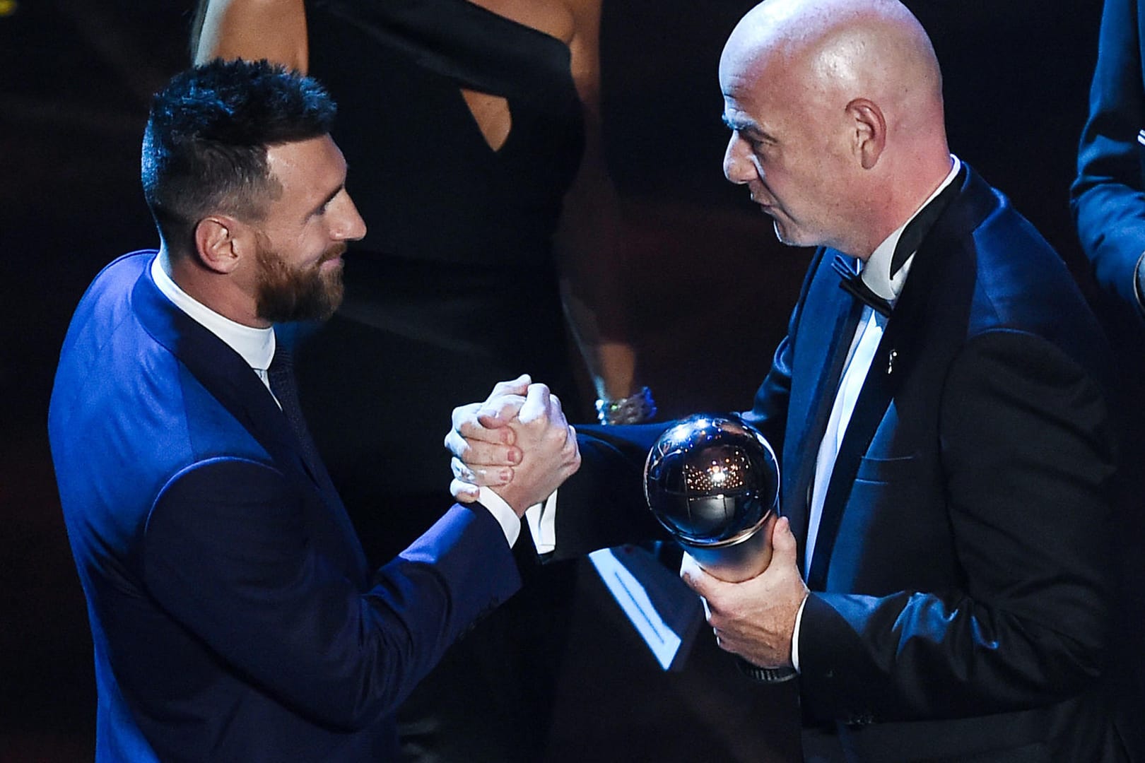 Lionel Messi (l.) und Gianni Infantino: Der Argentinier hat zum sechsten Mal den Titel des Weltfußballers gewonnen.