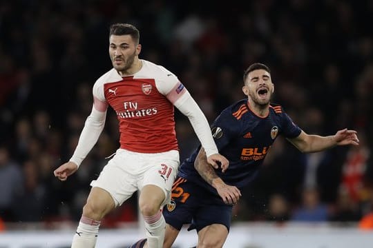 Granit Xhaka (l) ist der neue Kapitän des FC Arsenal.