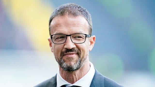 Stellt sich vor Andreas Möller: Sport-Vorstand Fredi Bobic.