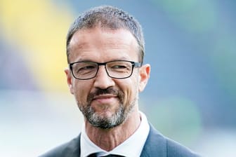 Stellt sich vor Andreas Möller: Sport-Vorstand Fredi Bobic.