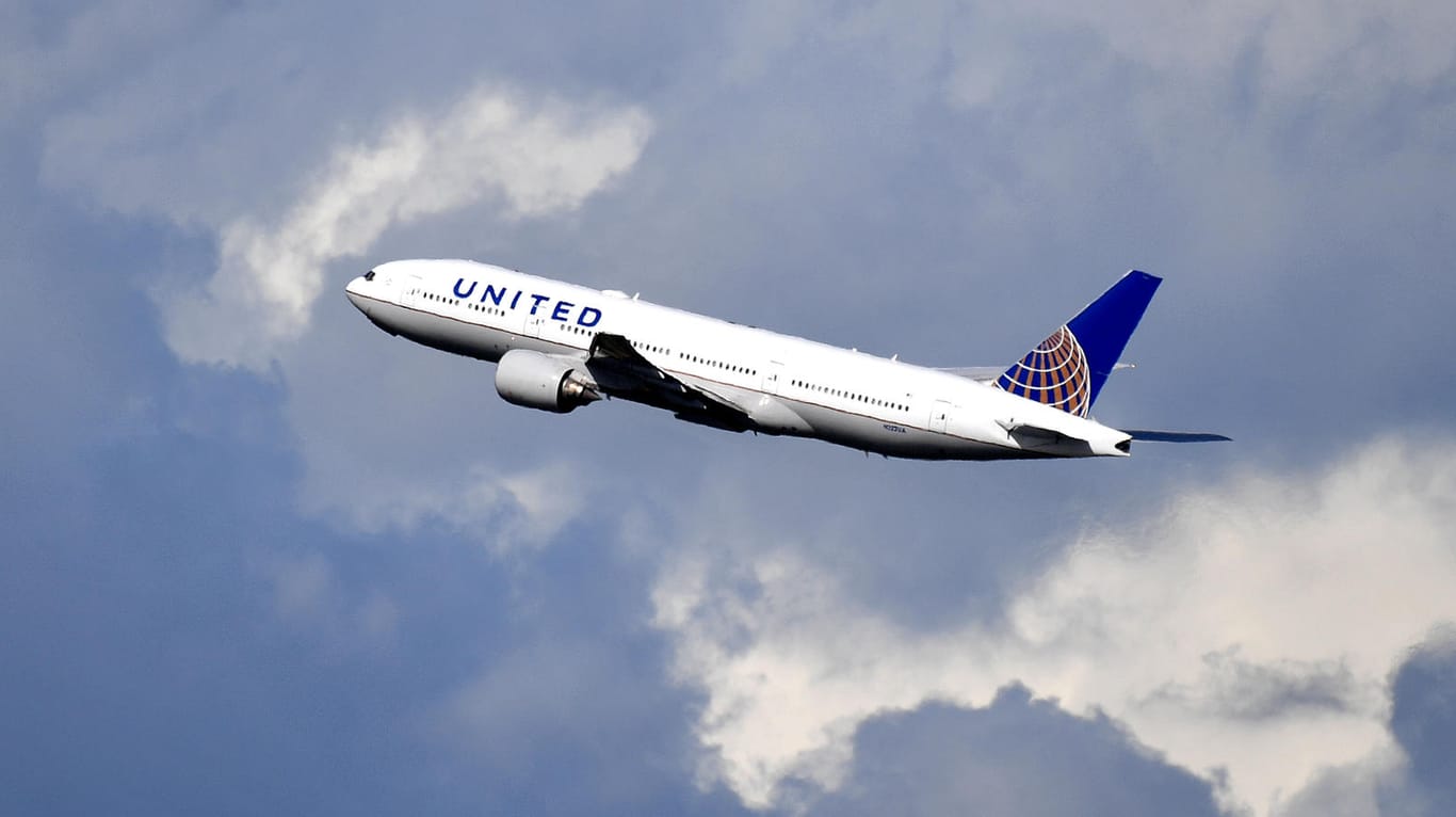 United Airlines Flugzeug beim Abheben (Symbolbild): Die Airline hat sich inzwischen offiziell bei den Passagieren entschuldigt.