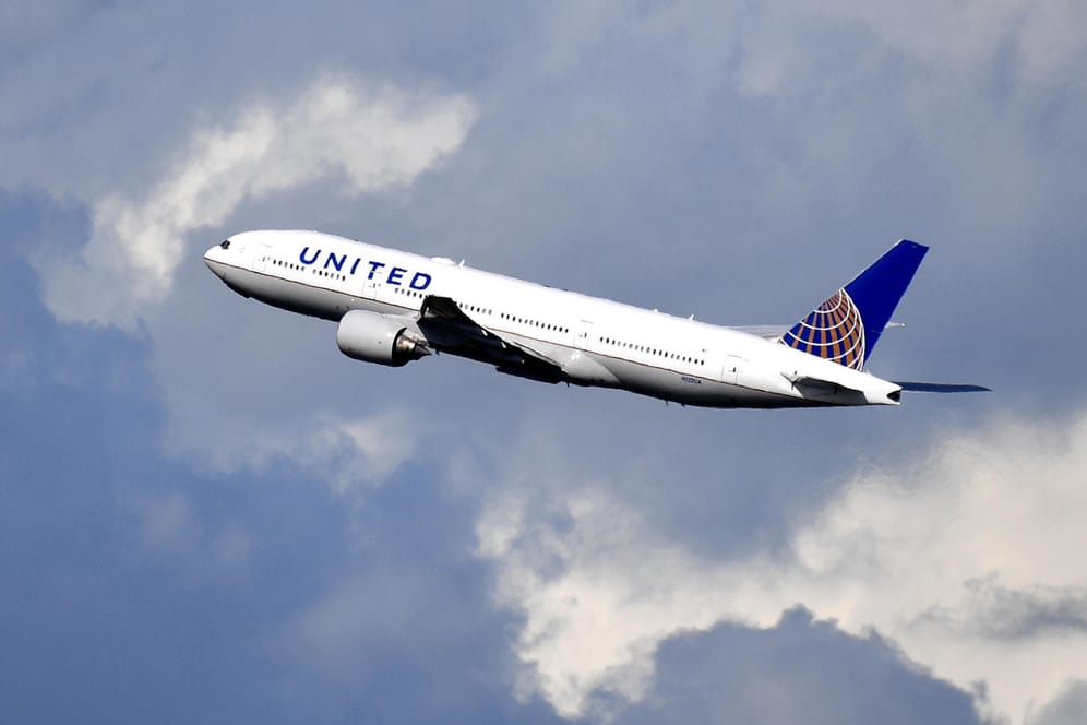 United Airlines Flugzeug beim Abheben (Symbolbild): Die Airline hat sich inzwischen offiziell bei den Passagieren entschuldigt.