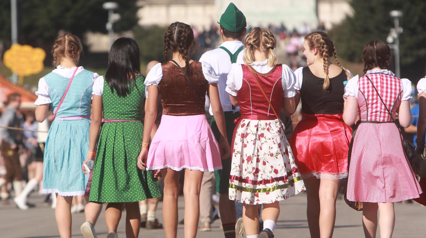 Junge Frauen im Dirndl: Eine mögliche Koalition nach der Österreich Wahl wäre eine sogenannte Dirndl-Koalition.
