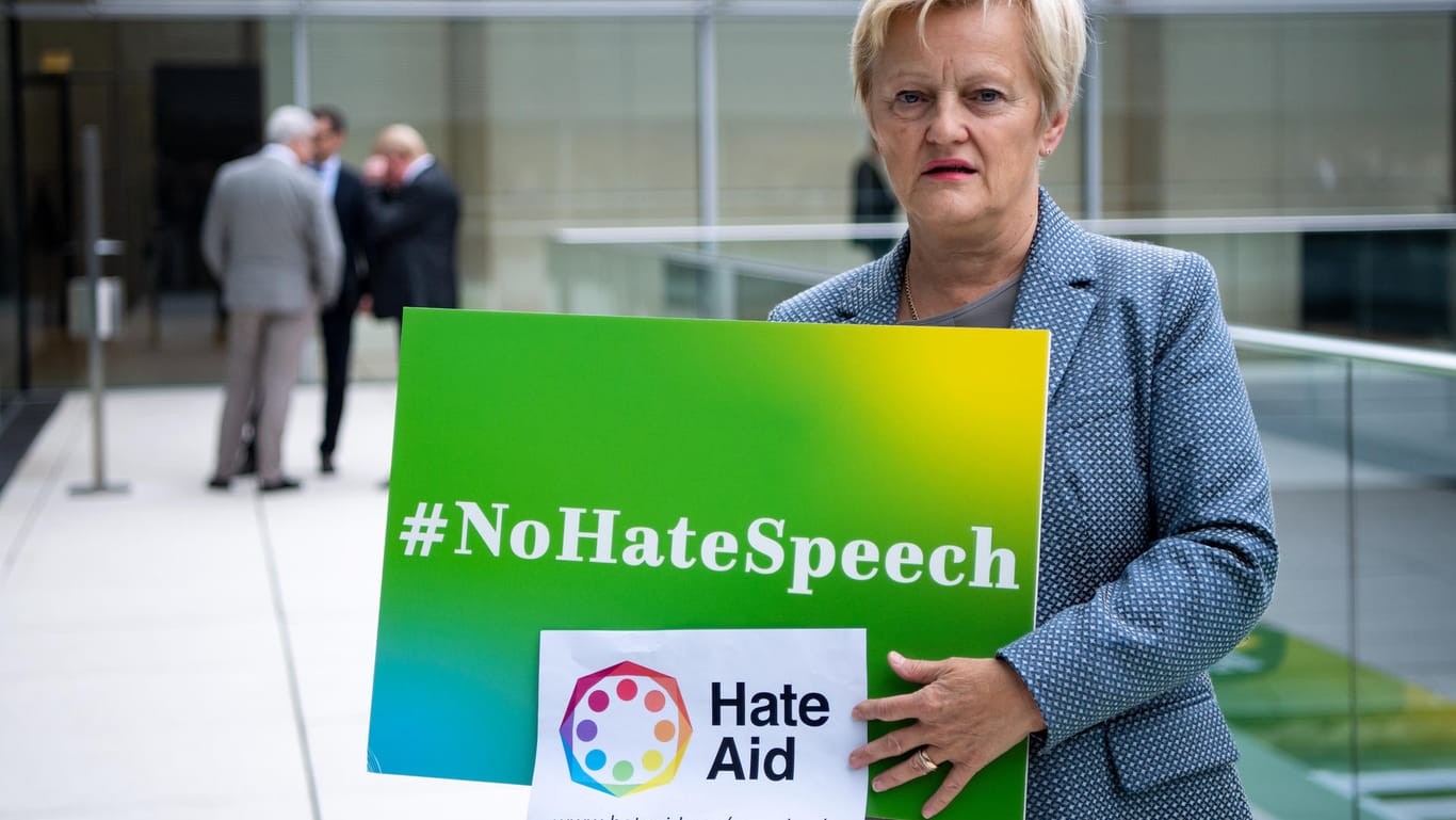 Bundestagsabgeordnete Renate Künast hält ein Schild mit der Aufschrift "#NoHateSpeech": Die frühere Fraktionsvorsitzende hatte vor dem Landesgericht Berlin versucht, gegen wüste Beschimpfungen in sozialen Medien vorzugehen.