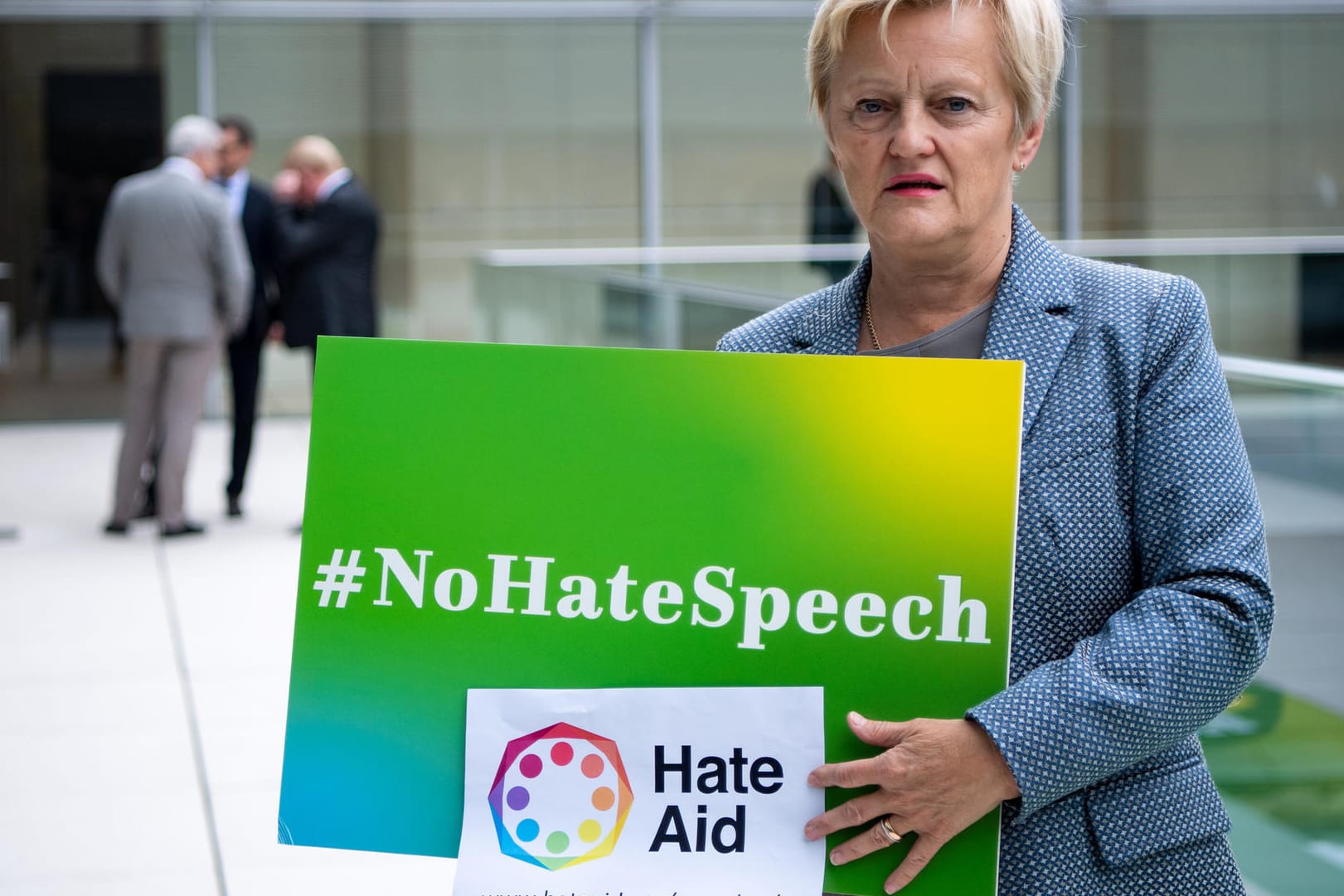 Bundestagsabgeordnete Renate Künast hält ein Schild mit der Aufschrift "#NoHateSpeech": Die frühere Fraktionsvorsitzende hatte vor dem Landesgericht Berlin versucht, gegen wüste Beschimpfungen in sozialen Medien vorzugehen.