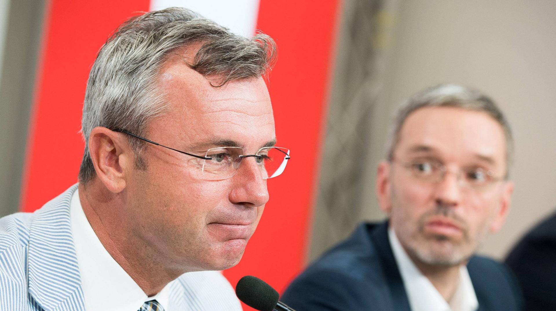 Spitzenkandidat Norbert Hofer und Herbert Kickl: Der damalige Innenminister Kickl ließ den Sitz des Bundesamtes für Verfassungsschutz und Terrorismusbekämpfung durchsuchen und Daten zu Rechtsextremen und Burschenschaften beschlagnahmen, die der FPÖ nahe stehen sollen.