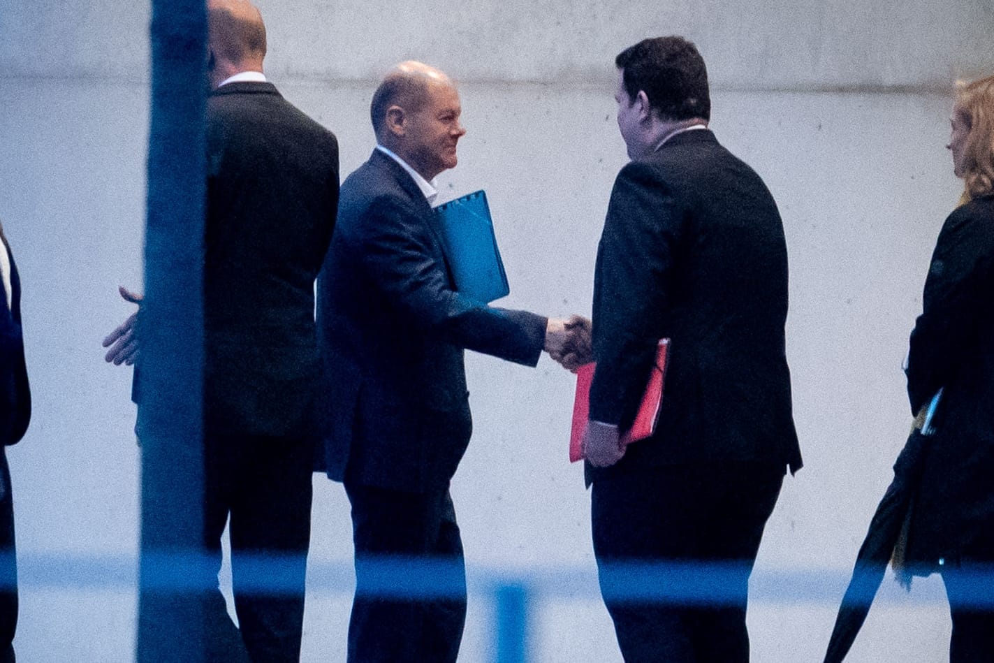 Olaf Scholz (l), Bundesminister der Finanzen, und Hubertus Heil (r), Bundesminister für Arbeit und Soziales, begrüßen sich vor dem Kanzleramt: Dem internen Treffen soll mindestens ein weiteres folgen, die Arbeitsgruppe soll den Streit um die Einführung einer Grundrente für Bezieher kleiner Renten lösen.