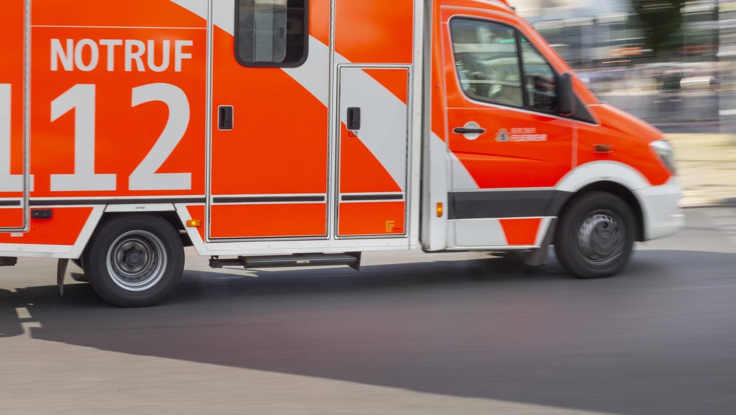 Fahrender Rettungswagen: Eine Frau wählte den Notruf, weil sie ihr Kind im Auto eingesperrt hatte.