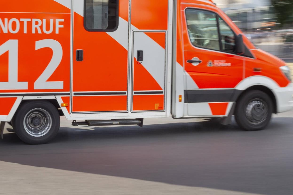 Fahrender Rettungswagen: Eine Frau wählte den Notruf, weil sie ihr Kind im Auto eingesperrt hatte.