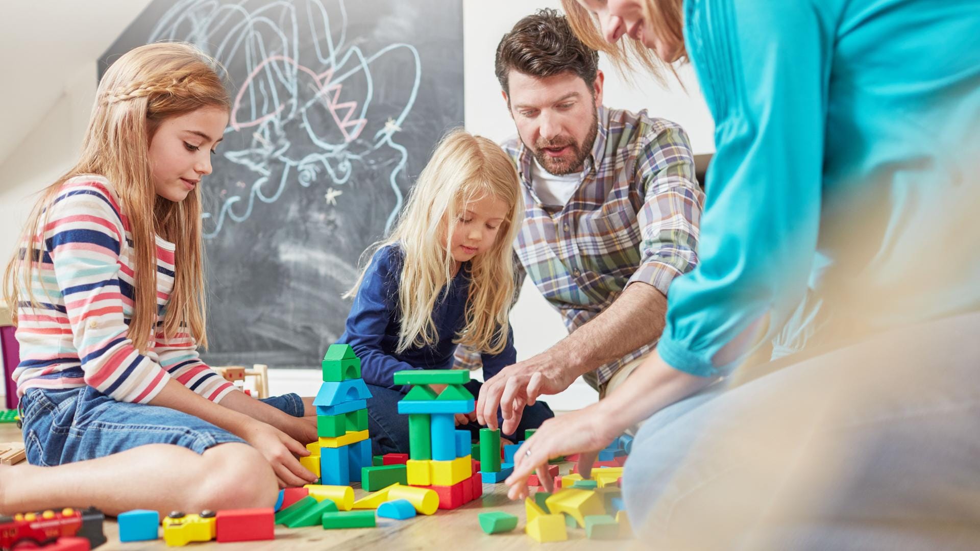 Familie mit Kindern: Weil das Baukindergeld pro Jahr ausgezahlt wird, kann es nicht als Eigenkapital eingesetzt werden. Das staatliche Fördermittel hilft aber bei der Kredittilgung.