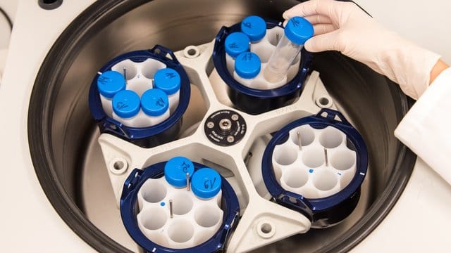 Röhrchen mit DNA-Proben stehen im Universitätsklinikum Hamburg Eppendorf (UKE) in einem Forschungslabor in einer Zentrifuge. Röhrchen mit DNA-Proben stehen im Universitätsklinikum Hamburg Eppendorf (UKE) in einem Forschungslabor in einer Zentrifuge.