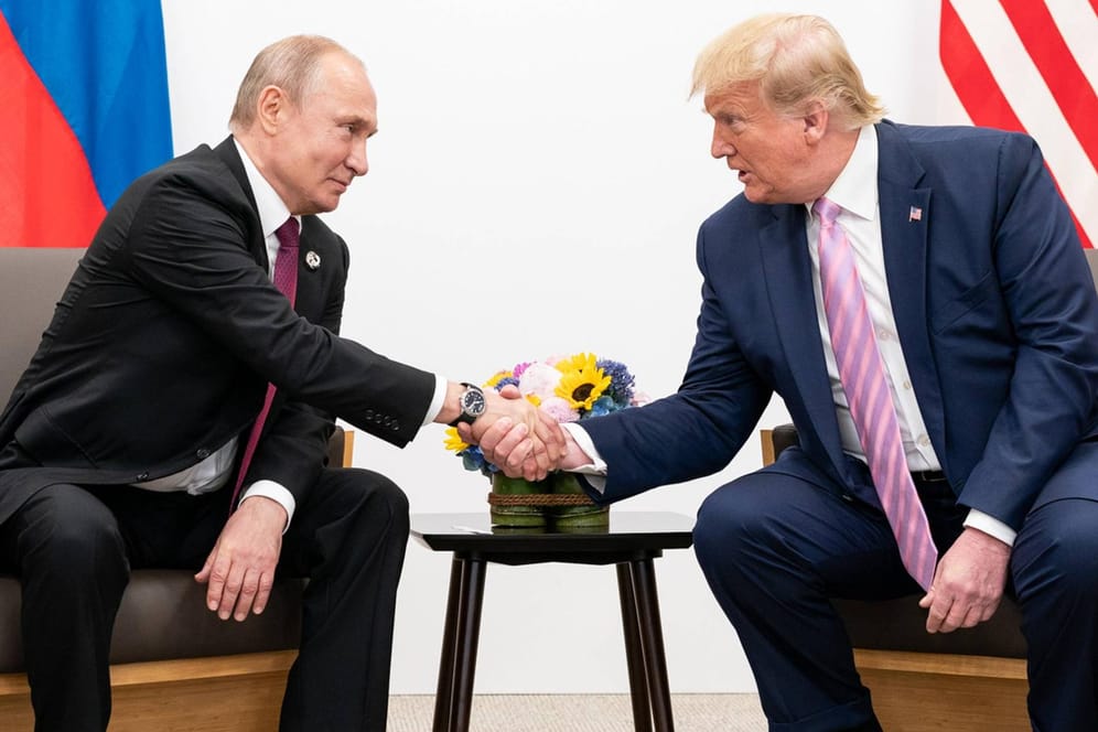 Donald Trump und Wladimir Putin beim Handshake auf dem G20-Gipfel in Japan: Der Kreml ist nach der Veröffentlichung des Trump-Telefonats mit dem ukrainischen Präsidenten besorgt.