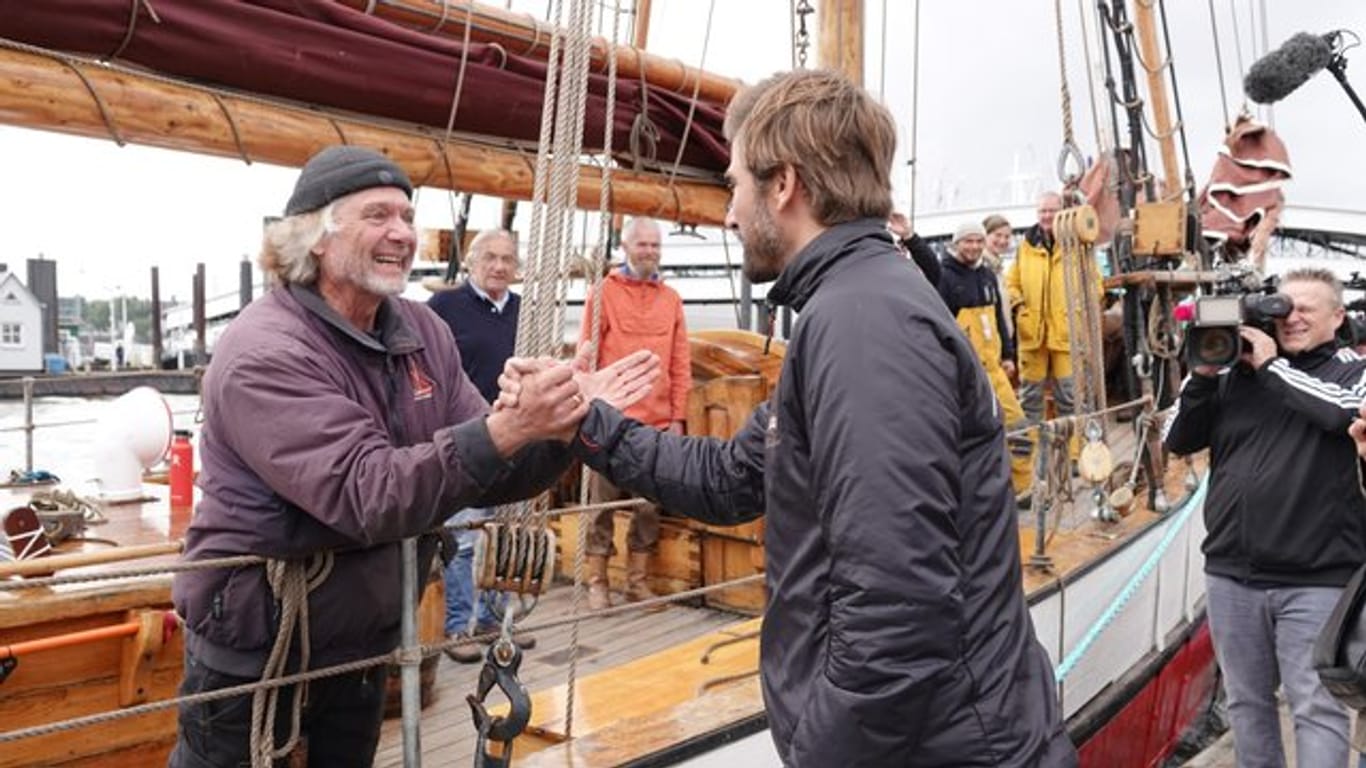 Arved Fuchs (l) wird im Hamburger Hafen von Boris Herrmann begrüßt.