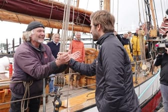 Arved Fuchs (l) wird im Hamburger Hafen von Boris Herrmann begrüßt.