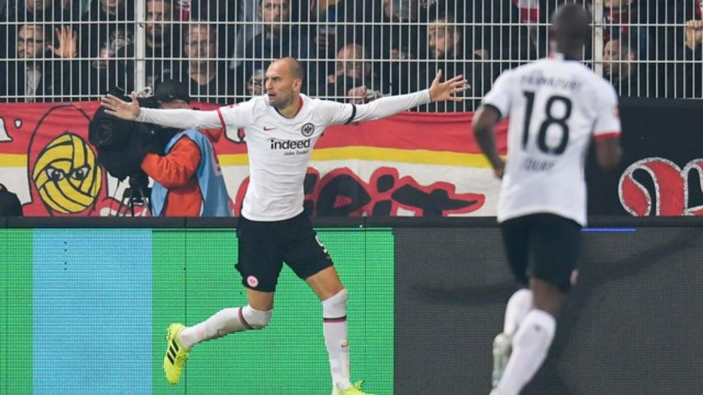 Bas Dost (l) feiert seinen Treffer zum 1:0 für Eintracht Frankfurt bei Union Berlin.