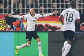 Bas Dost (l) feiert seinen Treffer zum 1:0 für Eintracht Frankfurt bei Union Berlin.