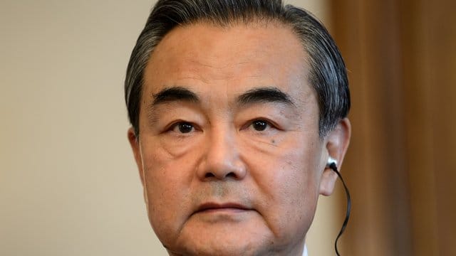 Chinas Außenminister Wang Yi warnt davor, dass der wirtschaftliche Protektionismus der amerikanischen Regierung die Welt in eine Rezession stürzen könnte. Chinas Außenminister Wang Yi warnt davor, dass der wirtschaftliche Protektionismus der amerikanischen Regierung die Welt in eine Rezession stürzen könnte.