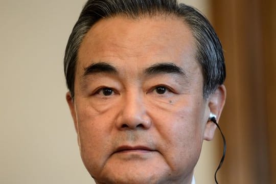 Chinas Außenminister Wang Yi warnt davor, dass der wirtschaftliche Protektionismus der amerikanischen Regierung die Welt in eine Rezession stürzen könnte.
