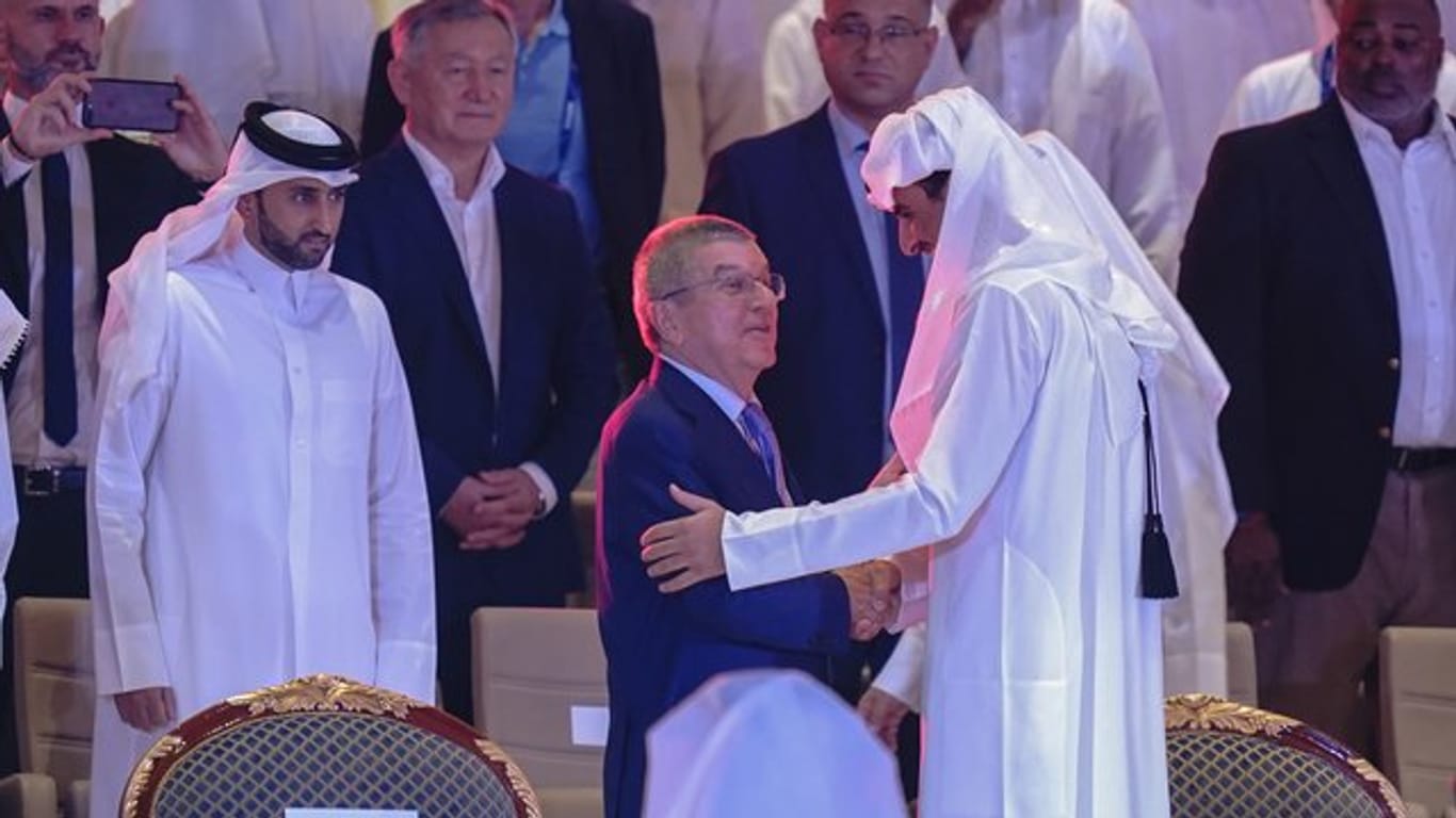 Katars Emir Scheich Tamim bin Hamad Al Thani (r) begrüsst IOC-Präsident Thomas Bach (M) bei der Eröffnungsfeier.